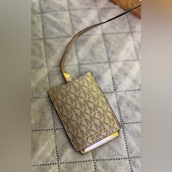 Michael Kors Travel Set - Picture 4 of 13